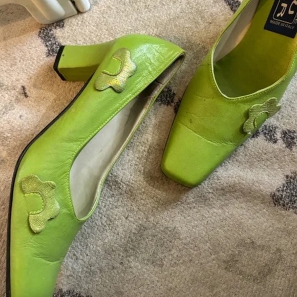 UNREAL real leather green heels with beautiful flower details * accepting offers - Picture 7 of 7